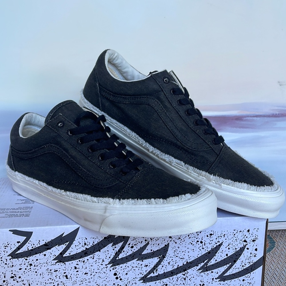 Vans Men’s 0g Old Skool Low
Raw Edge Black
VN0A5FBEBLK
Sneakers - Picture 4 of 16